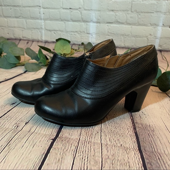 Jaclyn Smith Shoes - 🔅Black zipper scoop ankle boot